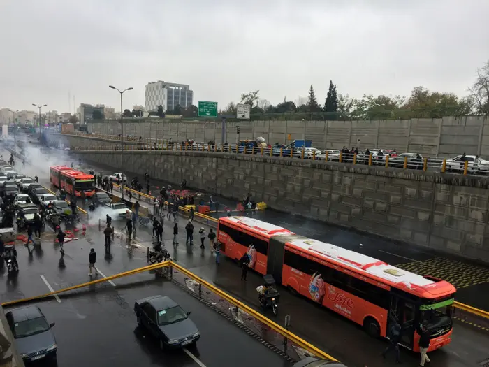 אנשים עוצרים בכביש מהיר על מנת לצפות במחאה כנגד עליית מחירי הדלק בטהראן, איראן, 16 בנובמבר 2019. (רויטרס) אנשים עוצרים בכביש מהיר על מנת לצפות במחאה כנגד עליית מחירי הדלק בטהראן, איראן, 16 בנובמבר 2019. (רויטרס)