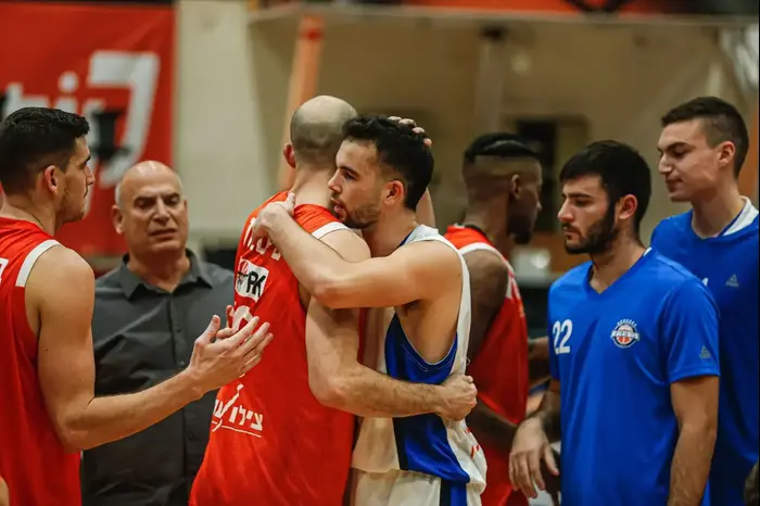 אור לאומי שחקן בני הרצליה עם נמרוד טישמן שחקן מכבי ראשון לציון (קובי אליהו) אור לאומי שחקן בני הרצליה עם נמרוד טישמן שחקן מכבי ראשון לציון (קובי אליהו)