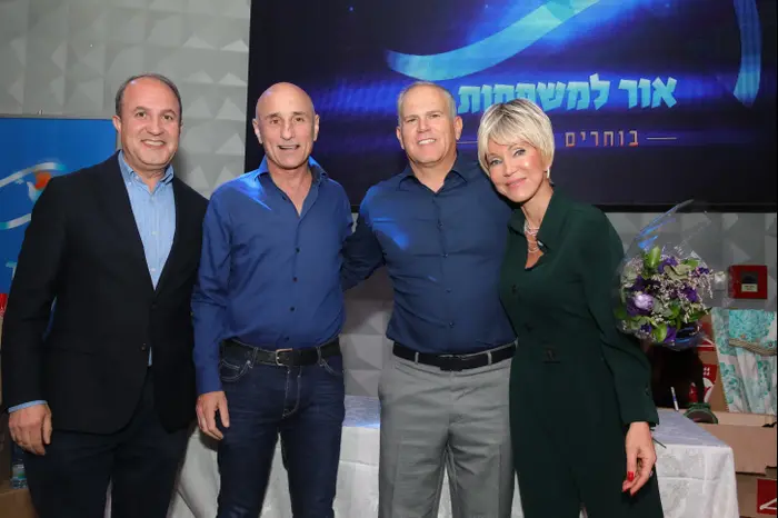 יורם יפרח,עופר שלח , יחיאל לסרי (יח"צ , איציק בירן) יורם יפרח,עופר שלח , יחיאל לסרי (יח"צ , איציק בירן)