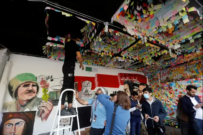 לוח מודעות של מפגינים, בבגדאד, עיראק, נובמבר 2019 (רויטרס) לוח מודעות של מפגינים, בבגדאד, עיראק, נובמבר 2019 (רויטרס)