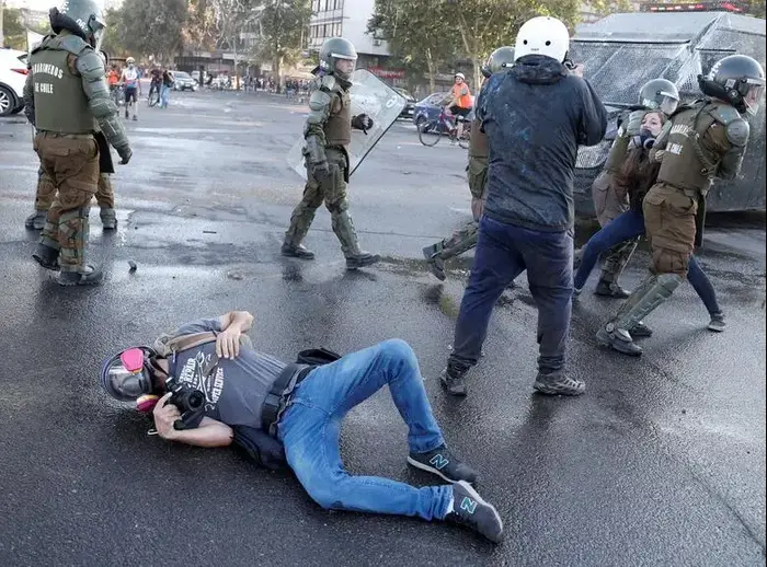 צלם עיתונות, נופל במהלך הפגנה נגד הממשלה בסנטיאגו, צ'ילה (רויטרס) צלם עיתונות, נופל במהלך הפגנה נגד הממשלה בסנטיאגו, צ'ילה (רויטרס)