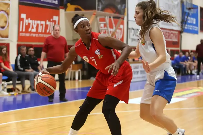 סקויה הולמס שחקנית הפועל ראשון לציון בכדורסל (אתר רשמי , קובי אליהו, באדיבות מנהלת ליגת העל לנשים בכדורסל) סקויה הולמס שחקנית הפועל ראשון לציון בכדורסל (אתר רשמי , קובי אליהו, באדיבות מנהלת ליגת העל לנשים בכדורסל)