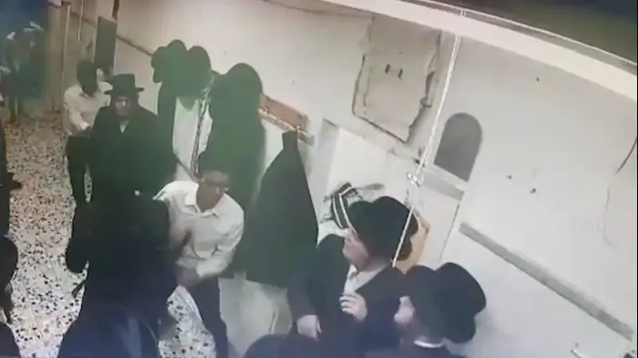 אלימות בחסידות ויז'ניץ בבני ברק, דצמבר 2019 (אתר רשמי) אלימות בחסידות ויז'ניץ בבני ברק, דצמבר 2019 (אתר רשמי)