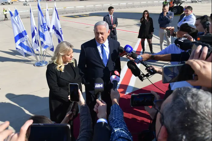 ראש הממשלה בנימין נתניהו ורעייתו שרה בשדה התעופה בן גוריון לפני יציאתם לביקור בליסבון, פורטוגל 4 בדצמבר 2019 (אתר רשמי , קובי גדעון / לע"מ) ראש הממשלה בנימין נתניהו ורעייתו שרה בשדה התעופה בן גוריון לפני יציאתם לביקור בליסבון, פורטוגל 4 בדצמבר 2019 (אתר רשמי , קובי גדעון / לע"מ)