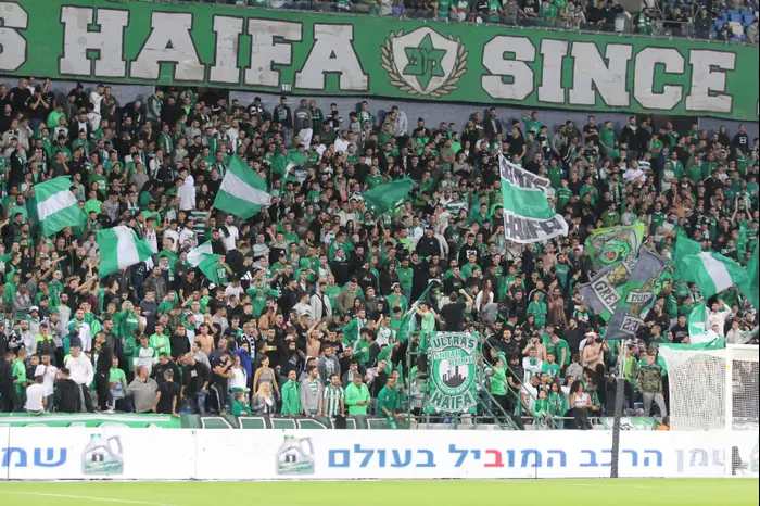 אוהדי מכבי חיפה (אדריאן הרבשטיין) אוהדי מכבי חיפה (אדריאן הרבשטיין)