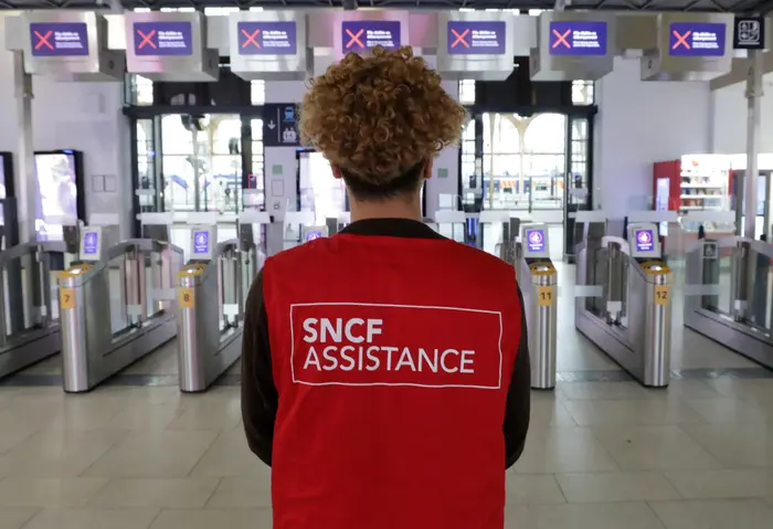 שביתת רכבת בניס, חלק מיום השביתה הלאומית והפגנות נגד תוכניות הרפורמה בפנסיה של ממשלת צרפת, 5 בדצמבר 2019 (רויטרס) שביתת רכבת בניס, חלק מיום השביתה הלאומית והפגנות נגד תוכניות הרפורמה בפנסיה של ממשלת צרפת, 5 בדצמבר 2019 (רויטרס)
