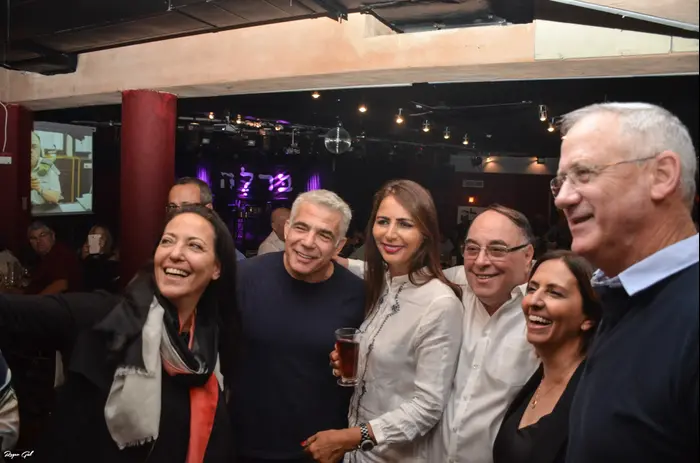 בני גנץ, גילה גמליאל,אבי בניהו, עינת שרוף,יאיר לפיד, ליהיא לפיד (יח"צ , גל רגב) בני גנץ, גילה גמליאל,אבי בניהו, עינת שרוף,יאיר לפיד, ליהיא לפיד (יח"צ , גל רגב)