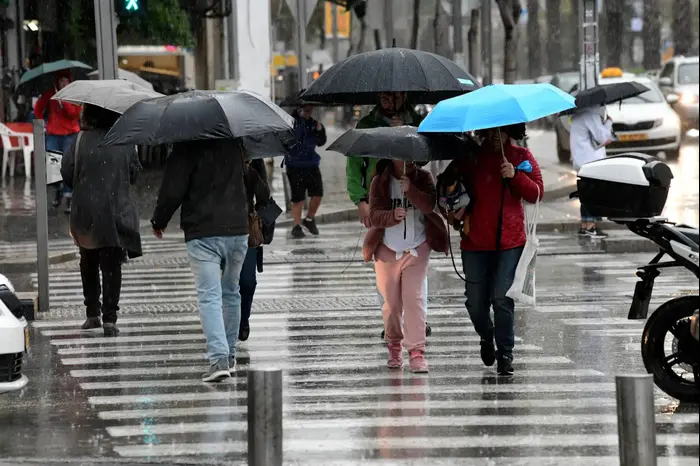 מזג אויר גשום בתל אביב, 9 בדצמבר 2019 (ראובן קסטרו) מזג אויר גשום בתל אביב, 9 בדצמבר 2019 (ראובן קסטרו)