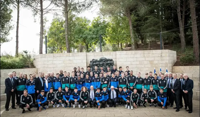 נבחרת הנוער של ישראל עם נבחרת הנוער של גרמניה (אתר רשמי , ההתאחדות לכדורגל) נבחרת הנוער של ישראל עם נבחרת הנוער של גרמניה (אתר רשמי , ההתאחדות לכדורגל)