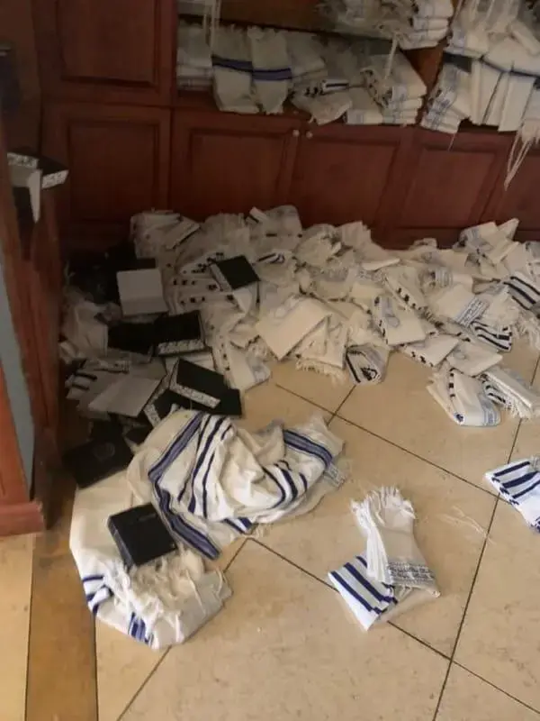 בית הכנסת של הקהילה היהודית הפרסית בלוס-אנג׳לס שהושחת במהלך השבת 15 בדצמבר 2019 (אתר רשמי , דוברות זק"א) בית הכנסת של הקהילה היהודית הפרסית בלוס-אנג׳לס שהושחת במהלך השבת 15 בדצמבר 2019 (אתר רשמי , דוברות זק"א)