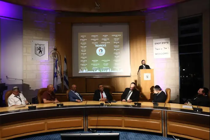 קווין נואם בטקס הוקרה שערך ר"ע ירושלים לעמותת רפואה ושמחה. (באדיבות המצולמים) קווין נואם בטקס הוקרה שערך ר"ע ירושלים לעמותת רפואה ושמחה. (באדיבות המצולמים)