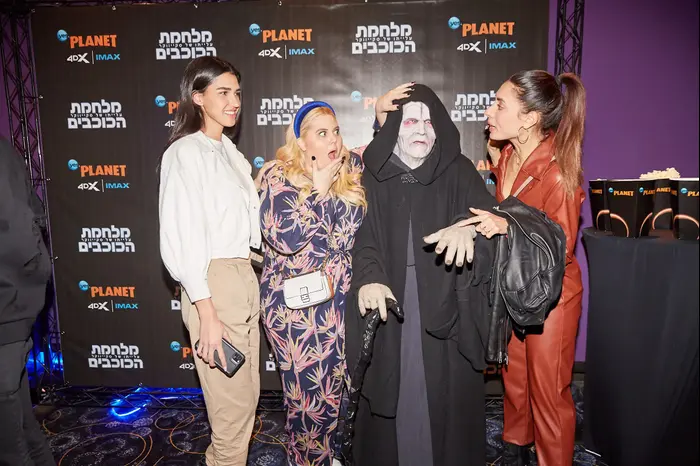 אירה דולפין בהקרנת מלחמת הכוכבים: עלייתו של סקייווקר (יח"צ , שוקה כהן) אירה דולפין בהקרנת מלחמת הכוכבים: עלייתו של סקייווקר (יח"צ , שוקה כהן)