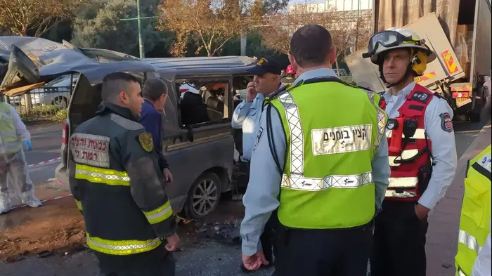 זירת התאונה במחלף אלוף שדה לכיוון רמת גן בה נהרגו שני בני אדם ונפצעו חמישה נוספים. 22 בדצמבר 2019. (דוברות משטרת ישראל) זירת התאונה במחלף אלוף שדה לכיוון רמת גן בה נהרגו שני בני אדם ונפצעו חמישה נוספים. 22 בדצמבר 2019. (דוברות משטרת ישראל)