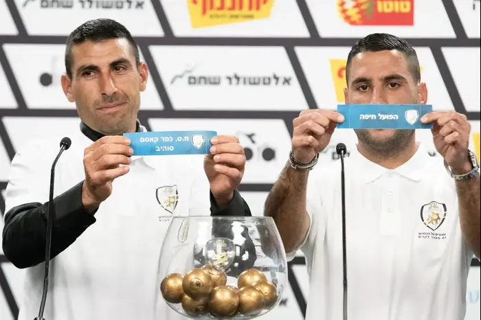 אשרף עתאמלה קפטן בני ריינה עם לישי ביטון קפטן אדומים אשדוד עם הפתקים של הפועל חיפה והפועל כפר קאסם (ניב אהרונסון) אשרף עתאמלה קפטן בני ריינה עם לישי ביטון קפטן אדומים אשדוד עם הפתקים של הפועל חיפה והפועל כפר קאסם (ניב אהרונסון)