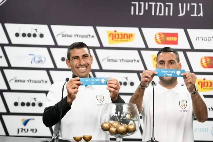 הגרלת הגביע אשרף עתאמלה קפטן בני ריינה עם לישי ביטון קפטן אדומים אשדוד עם הפתק של בני ריינה (ניב אהרונסון) הגרלת הגביע אשרף עתאמלה קפטן בני ריינה עם לישי ביטון קפטן אדומים אשדוד עם הפתק של בני ריינה (ניב אהרונסון)