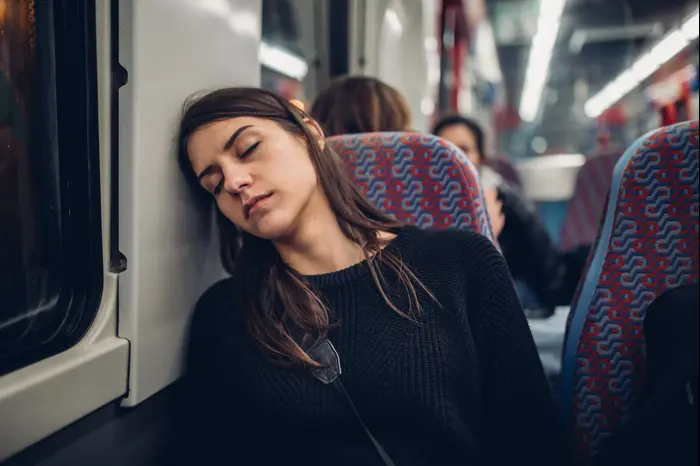 נערה שנרדמה בנסיעה ברכבת (ShutterStock) נערה שנרדמה בנסיעה ברכבת (ShutterStock)