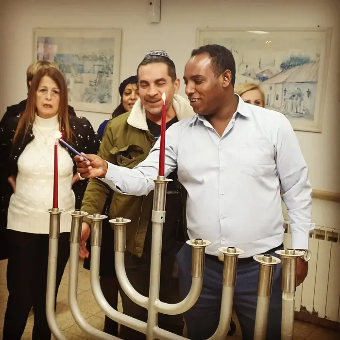 גדי יברקן בהדלקת נרות (באדיבות המצולמים) גדי יברקן בהדלקת נרות (באדיבות המצולמים)