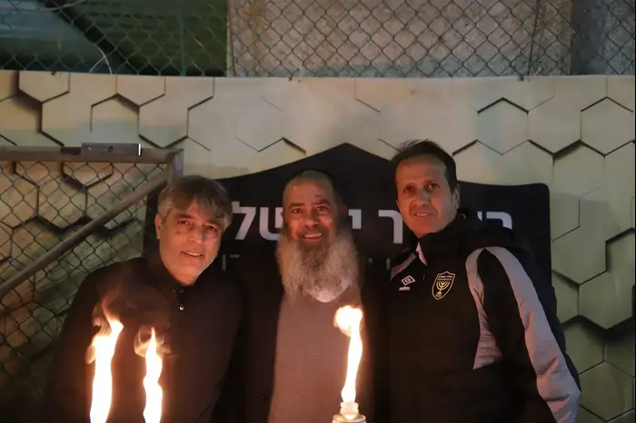 אודי אשש בית"ר ירושלים עם רוני לוי אלי אוחנה (אתר רשמי) אודי אשש בית"ר ירושלים עם רוני לוי אלי אוחנה (אתר רשמי)