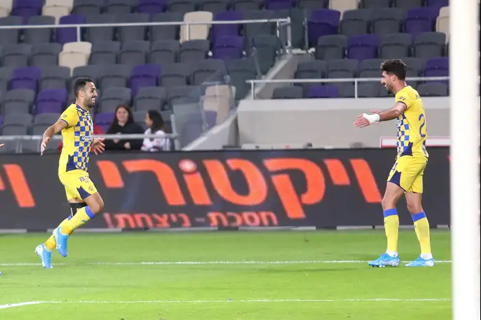 יונתן כהן, אייל גולסה, שחקני מכבי תל אביב (קובי אליהו) יונתן כהן, אייל גולסה, שחקני מכבי תל אביב (קובי אליהו)