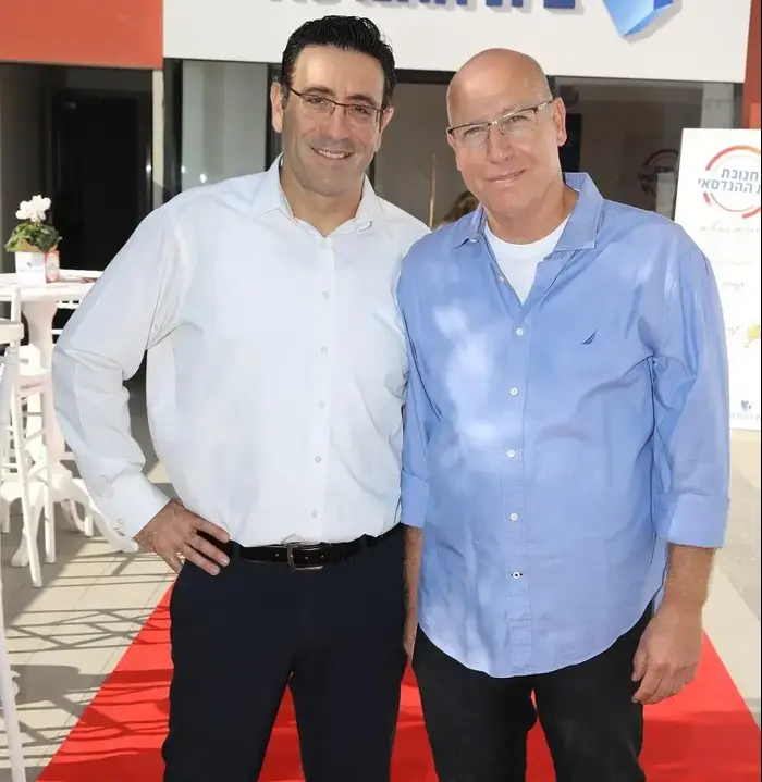 צביקה וילנאי דני הורנשטיין (יח"צ , חן גלילי) צביקה וילנאי דני הורנשטיין (יח"צ , חן גלילי)