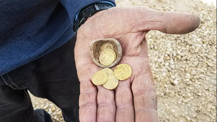 מטבעות זהב מהתקופה האסלאמית הקדומה נמצאו ביבנה (רשות העתיקות , ליאת נדב-זיו, רשות העתיקות) מטבעות זהב מהתקופה האסלאמית הקדומה נמצאו ביבנה (רשות העתיקות , ליאת נדב-זיו, רשות העתיקות)