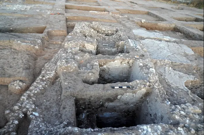 בורות שאליהם נאסף היין מהתקופה הפרסית ביבנה (רשות העתיקות , עידן יוניש, רשות העתיקות) בורות שאליהם נאסף היין מהתקופה הפרסית ביבנה (רשות העתיקות , עידן יוניש, רשות העתיקות)