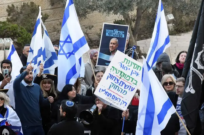 הפגנה מחוץ לדיון בשאלה האם ראש הממשלה בנימין נתניהו יוכל להרכיב ממשלה תחת כתב אישום, בית המשפט העליון 31 בדצמבר 2019 (ברני ארדוב) הפגנה מחוץ לדיון בשאלה האם ראש הממשלה בנימין נתניהו יוכל להרכיב ממשלה תחת כתב אישום, בית המשפט העליון 31 בדצמבר 2019 (ברני ארדוב)