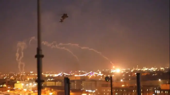 לאחר הפריצה לשגרירות: ארה"ב תגברה כוחותיה
בעיראק,מסוקי קרב ביצעו תצוגת תכלית (רויטרס) לאחר הפריצה לשגרירות: ארה"ב תגברה כוחותיה
בעיראק,מסוקי קרב ביצעו תצוגת תכלית (רויטרס)