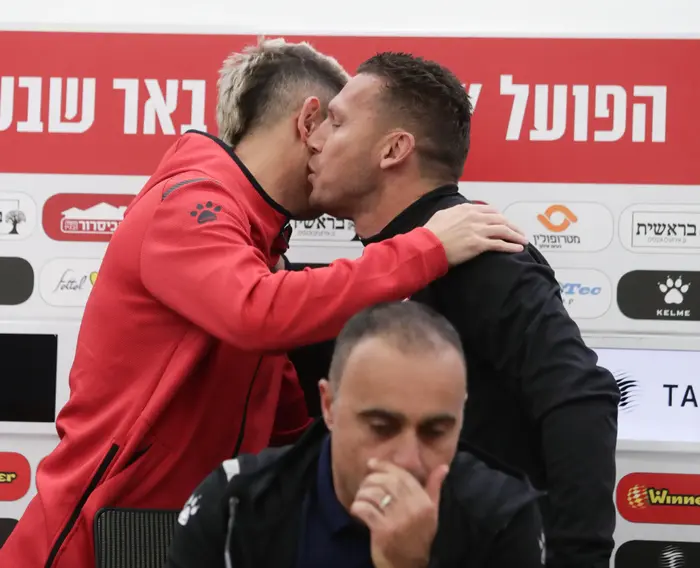 ברק בכר מאמן הפועל באר שבע עם מאור מליקסון הפורש (דני מרון) ברק בכר מאמן הפועל באר שבע עם מאור מליקסון הפורש (דני מרון)