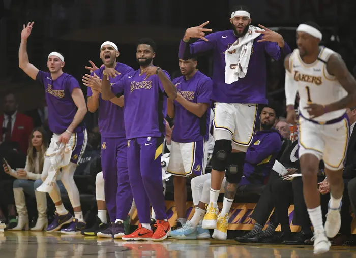שחקני הספסל של לוס אנג'לס לייקרס (GettyImages) שחקני הספסל של לוס אנג'לס לייקרס (GettyImages)