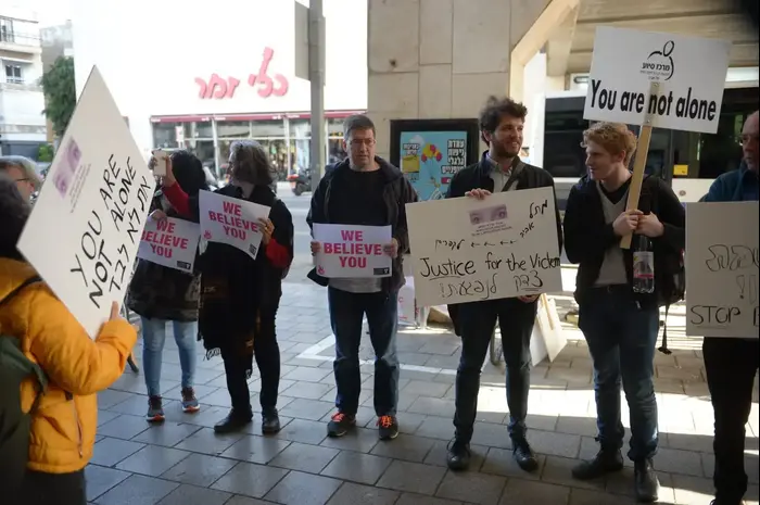 הפגנה המתקיימת מול שגרירות קפריסין לתמיכה בצעירה הבריטית המואשמת בקפריסין בבדיית אונס קבוצתי על ידי חבורת צעירים ישראליים, 7 בינואר 2020 (TPS , צילום: קובי ריכטר) הפגנה המתקיימת מול שגרירות קפריסין לתמיכה בצעירה הבריטית המואשמת בקפריסין בבדיית אונס קבוצתי על ידי חבורת צעירים ישראליים, 7 בינואר 2020 (TPS , צילום: קובי ריכטר)