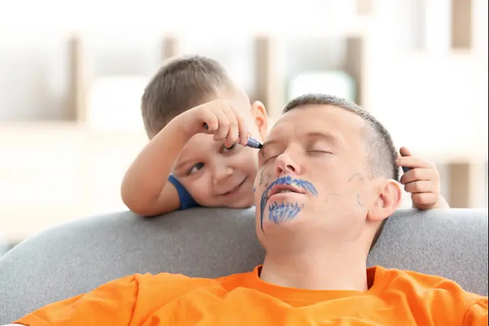 ילד מצייר על אבא ישן (ShutterStock) ילד מצייר על אבא ישן (ShutterStock)