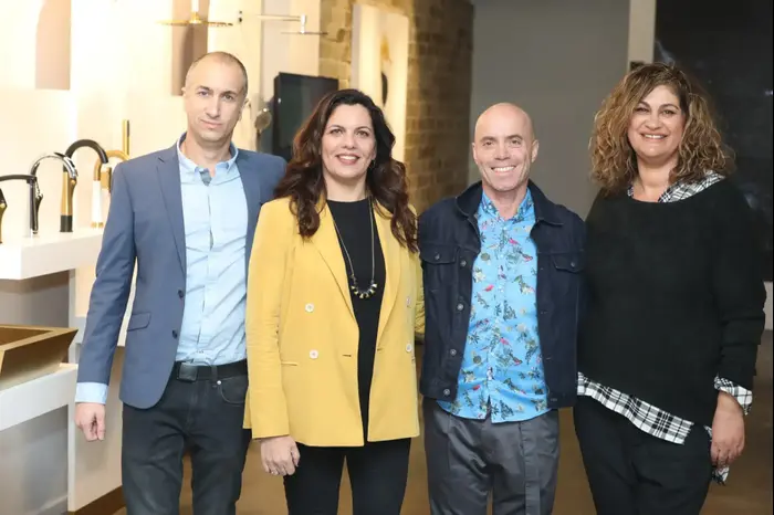 ליליאנה מור , אלון רזגור, גלי אורון בן חיים ורועי רגרמן (יח"צ , לנס הפקות) ליליאנה מור , אלון רזגור, גלי אורון בן חיים ורועי רגרמן (יח"צ , לנס הפקות)