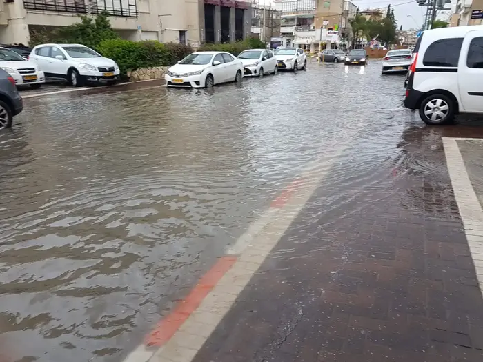 הצפות בקריית מוצקין, 8 בינואר 2020 (ללא שם , צילום: מיטל בורקיס) הצפות בקריית מוצקין, 8 בינואר 2020 (ללא שם , צילום: מיטל בורקיס)
