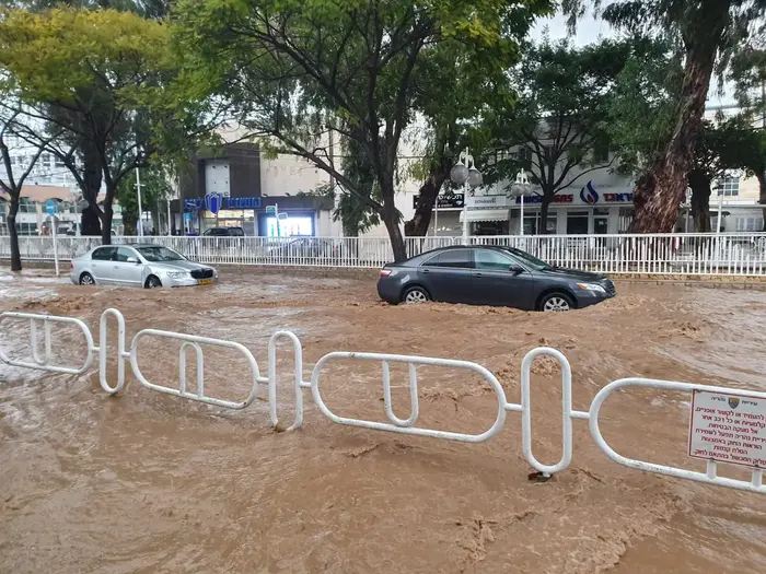 רכב תקוע בשלולית בנהריה, 8 בינואר 2020 (ללא שם) רכב תקוע בשלולית בנהריה, 8 בינואר 2020 (ללא שם)