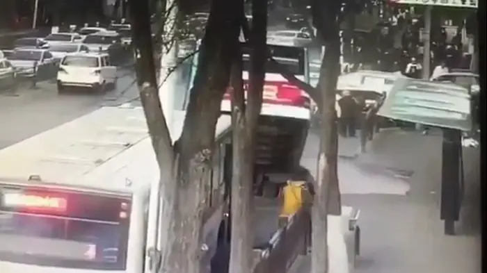 סין: לפחות שישה בני אדם נהרגו ועוד 16 נפצעו כשאוטובוס וכמה הולכי
רגל נפלו לבולען עצום בסמוך לבית חולים בשינינג שבמחוז צ'ינגהאי (רויטרס) סין: לפחות שישה בני אדם נהרגו ועוד 16 נפצעו כשאוטובוס וכמה הולכי
רגל נפלו לבולען עצום בסמוך לבית חולים בשינינג שבמחוז צ'ינגהאי (רויטרס)