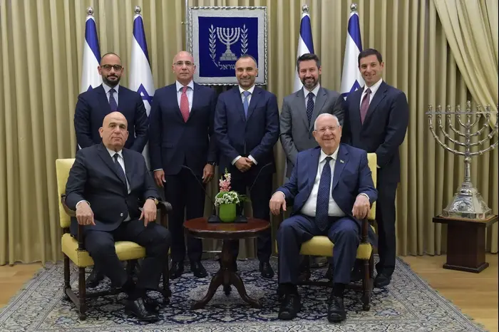 נשיא המדינה, ראובן (רובי) בפגישה עם ראשי דלק, נובל, השותפות במאגר לוויתן וחברת הגז המצרית (אתר רשמי , קובי גדעון/לע"מ) נשיא המדינה, ראובן (רובי) בפגישה עם ראשי דלק, נובל, השותפות במאגר לוויתן וחברת הגז המצרית (אתר רשמי , קובי גדעון/לע"מ)