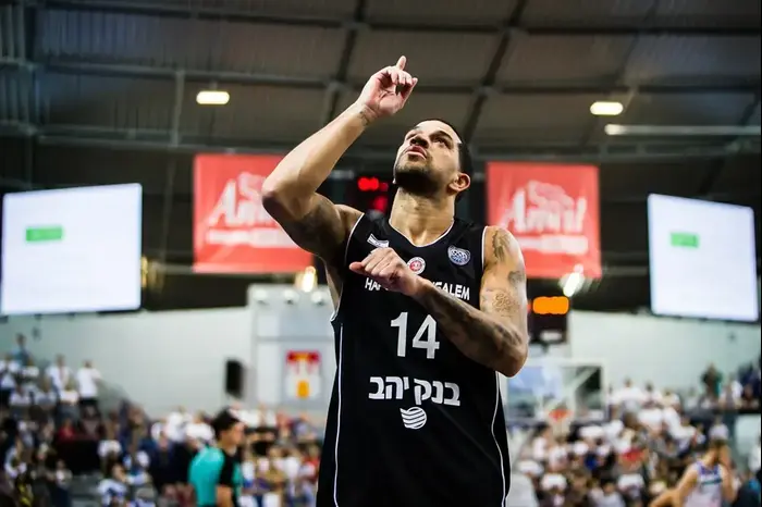 שחקן הפועל ירושלים ג'יימס פלדין (אתר רשמי , אתר FIBA) שחקן הפועל ירושלים ג'יימס פלדין (אתר רשמי , אתר FIBA)