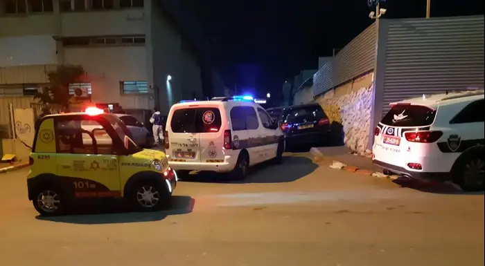 חשד לרצח בפתח תקווה, 16 ינואר 2020 (עיבוד תמונה , מד"א) חשד לרצח בפתח תקווה, 16 ינואר 2020 (עיבוד תמונה , מד"א)