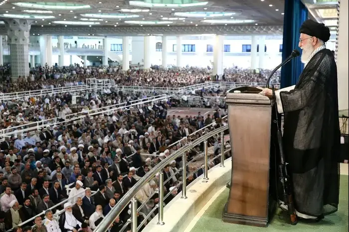 המנהיג העליון של איראן, עלי חמינאי, בדרשת יום השישי בטהראן - ה-17 לינואר 2020 (אתר רשמי) המנהיג העליון של איראן, עלי חמינאי, בדרשת יום השישי בטהראן - ה-17 לינואר 2020 (אתר רשמי)