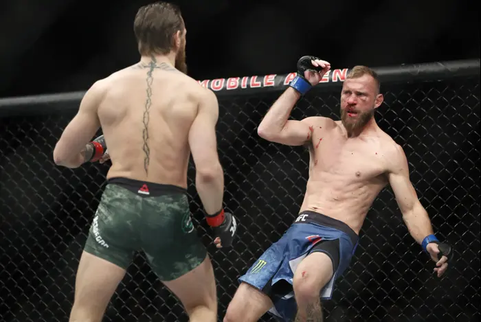 לוחם ה-UFC קונור מקגרגור מול דונלד "קאובוי" סרוני (AP) לוחם ה-UFC קונור מקגרגור מול דונלד "קאובוי" סרוני (AP)