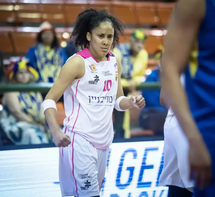 מייגן סימונס שחקנית מכבי רעננה (אתר רשמי , עודד קרני, באדיבות מנהלת ליגת העל לנשים בכדורסל) מייגן סימונס שחקנית מכבי רעננה (אתר רשמי , עודד קרני, באדיבות מנהלת ליגת העל לנשים בכדורסל)