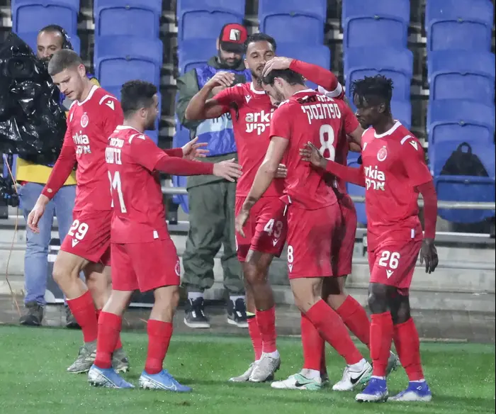 שחקני הפועל תל אביב חוגגים עם סטפן ספירובסקי (דני מרון) שחקני הפועל תל אביב חוגגים עם סטפן ספירובסקי (דני מרון)