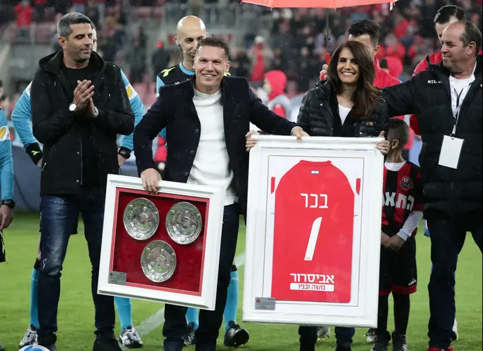 ברק בכר עם אלונה ברקת בעלים הפועל באר שבע בטקס הוקרה (דני מרון) ברק בכר עם אלונה ברקת בעלים הפועל באר שבע בטקס הוקרה (דני מרון)