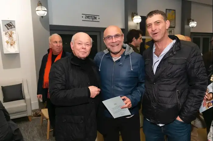 זליג רבינוביץ', דביר בנדק, גבי לסט (יח"צ , יוסי גמזו לטובה) זליג רבינוביץ', דביר בנדק, גבי לסט (יח"צ , יוסי גמזו לטובה)