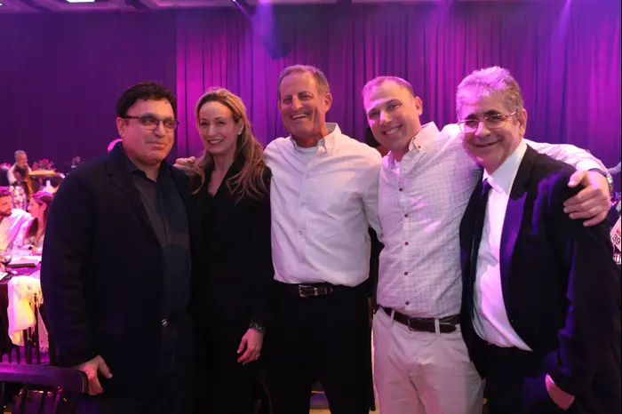 אייל רוזובסקי, יחזקאל פורטוביץ, דן להט, רוית ועופר נמרודי (יח"צ , אסף לב) אייל רוזובסקי, יחזקאל פורטוביץ, דן להט, רוית ועופר נמרודי (יח"צ , אסף לב)