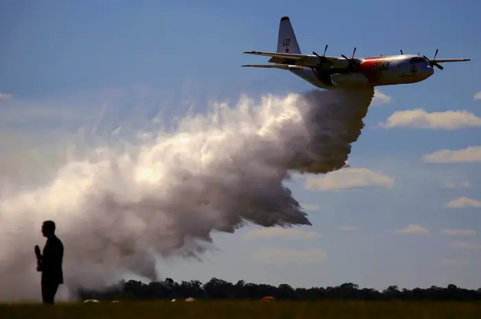 כתב טלוויזיה עומד מול מכלית האוויר הגדולה C-130 מבית הרקולס בסידני, אוסטרליה 1 בספטמבר 2017 (רויטרס) כתב טלוויזיה עומד מול מכלית האוויר הגדולה C-130 מבית הרקולס בסידני, אוסטרליה 1 בספטמבר 2017 (רויטרס)