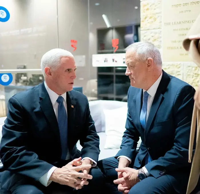 יו"ר כחול לבן בני גנץ וסגן נשיא ארה"ב מייק פנס בפורום השואה העולמי בירושלים, 23 בינואר 2020 (אלעד מלכה) יו"ר כחול לבן בני גנץ וסגן נשיא ארה"ב מייק פנס בפורום השואה העולמי בירושלים, 23 בינואר 2020 (אלעד מלכה)