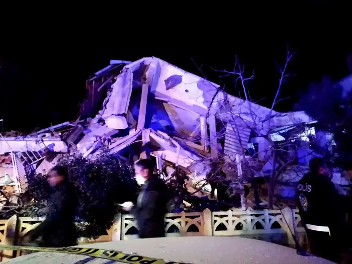 הריסות בניינים שקרסו בעקבות רעידה האדמה במחוז אלאזיג בטורקיה. 24 בינואר 2020 (רויטרס) הריסות בניינים שקרסו בעקבות רעידה האדמה במחוז אלאזיג בטורקיה. 24 בינואר 2020 (רויטרס)