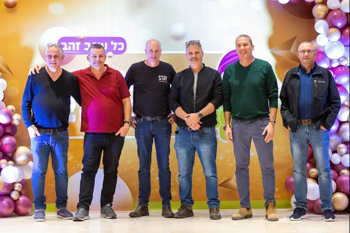 גיל בנצוק, שיקו דומוביץ,צחי אבידן, אסף ארד, חנן שבתאי, אורי אילן (יח"צ , אלי סטרול ואריאל שוסטר) גיל בנצוק, שיקו דומוביץ,צחי אבידן, אסף ארד, חנן שבתאי, אורי אילן (יח"צ , אלי סטרול ואריאל שוסטר)